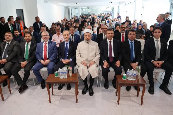 Diyanet İşleri Başkanı Arpaguş Paris'te Yunus Emre Camii Açılışına Katıldı
