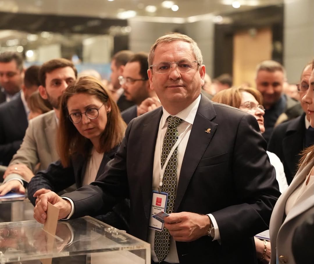 Ayvalık Belediyesi'nden Vahap Seçer'e Tebrik