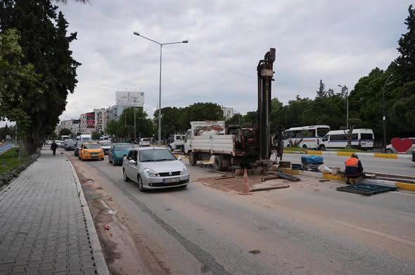 Akhisar'da Üst Geçit İçin Kritik Çalışma: Trafikte Yoğunluk Uyarısı
