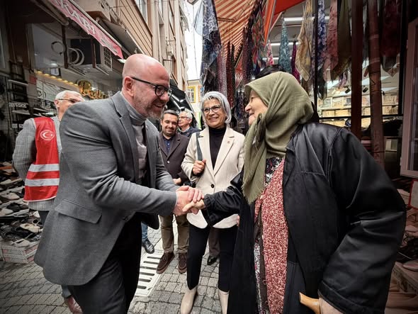CHP'li SARI, Karesi'de Esnaf ve Vatandaşla Buluştu: "Sokaktaki Nabzı Tutuyoruz"