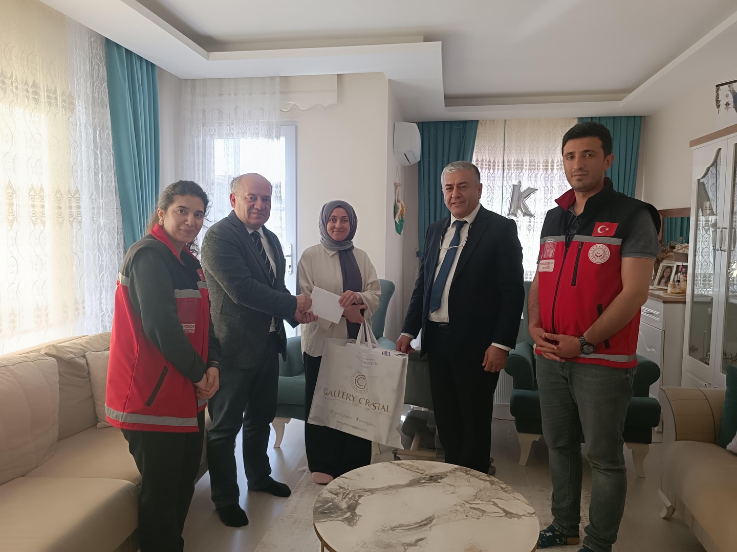 Edremit'te Yeni Doğum Yapan Ailelere Alışveriş Kartı ve Nevresim Desteği