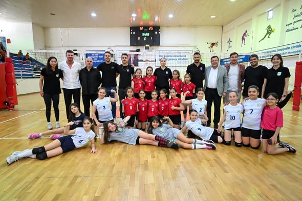Çanakkale'de Minik Kızlar Voleybol Heyecanı: Başkan Erkek Maçı İzledi