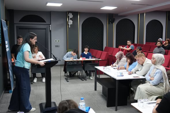 Balıkesir'de Münazara Ligi Finali: Gençler Fikirlerini Savundu