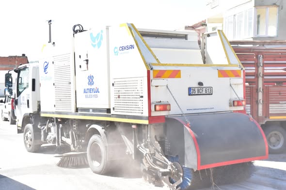 Altıeylül'de 6 Mahalleye Eş Zamanlı Hizmet: Altyapı ve Çevre Temizliği