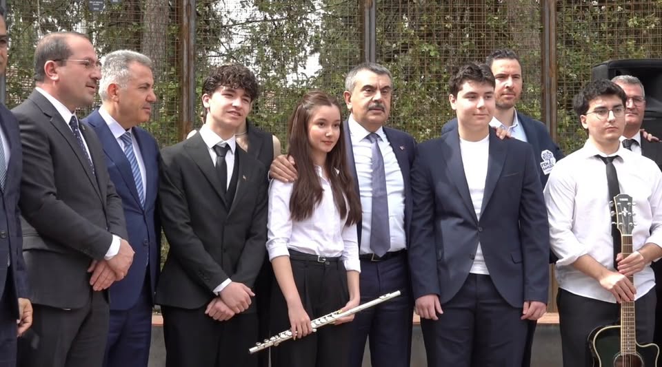 Fen Bahçeleri Projesi İzmir'de Başladı: 32 Fen Lisesine Yaşayan Kampüsler Geliyor