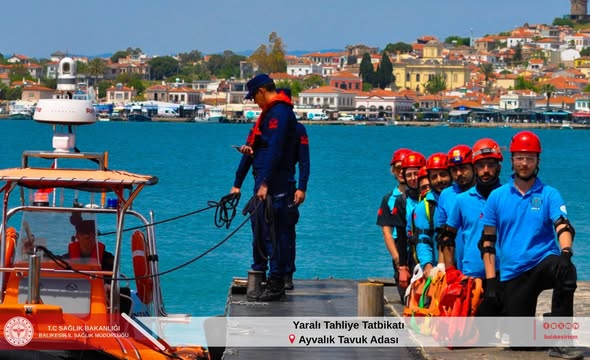 Ayvalık'ta UMKE ve Sahil Güvenlik'ten Ortak Yaralı Tahliye Tatbikatı