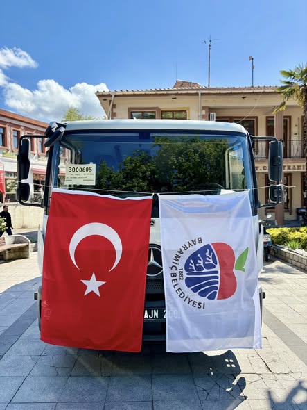 Bayramiç'te Filo Güçlendi: İki Yeni Çöp Aracı Hizmette
