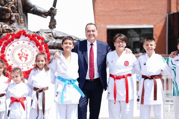 Manisa'da 19 Mayıs Coşkusu: Başkan Dutlulu Cumhuriyet Meydanı'nda Gençlerle Buluştu