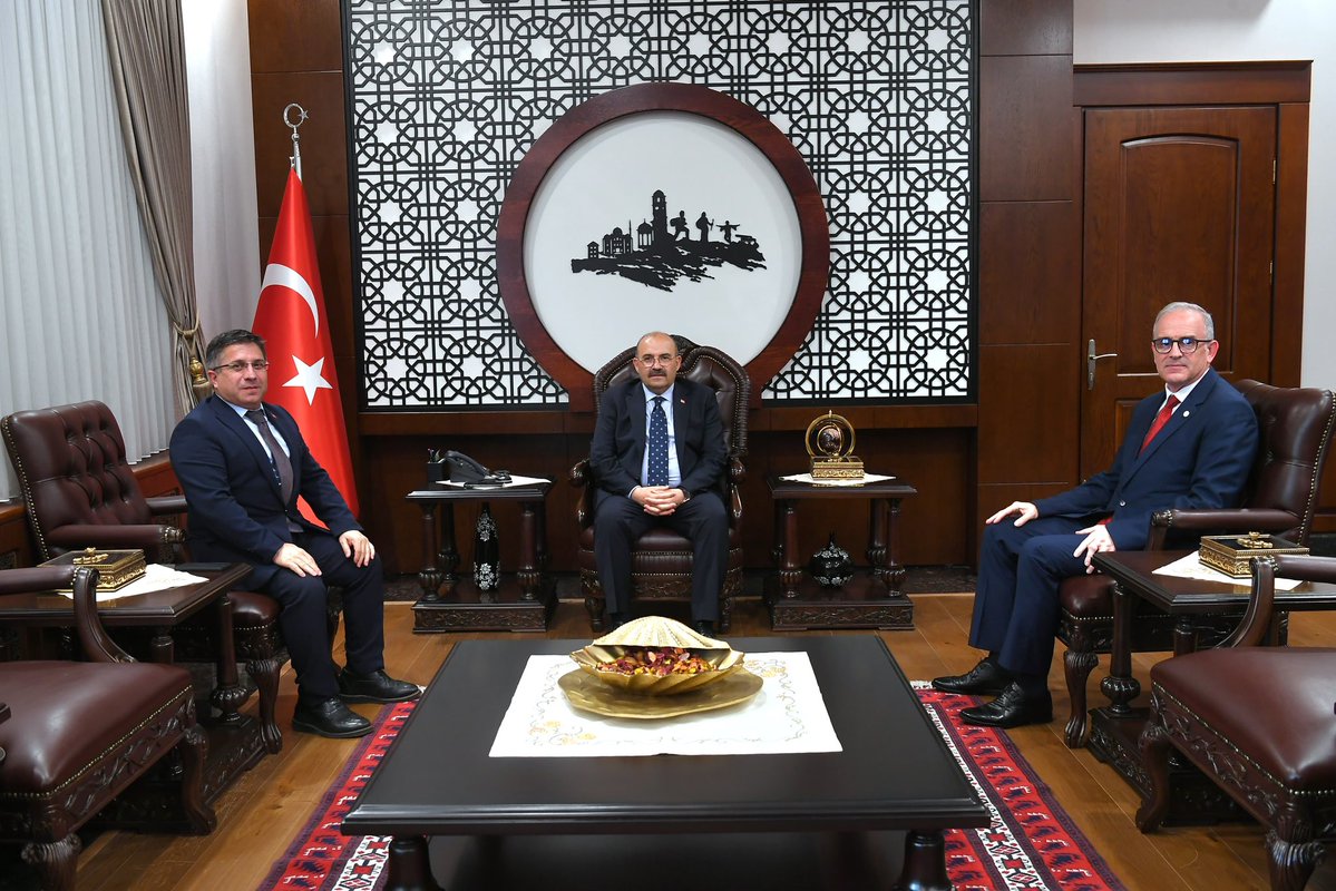 Balıkesir'de Bir Araya Gelen Üç Üniversite Rektörü Valiyi Ziyaret Etti