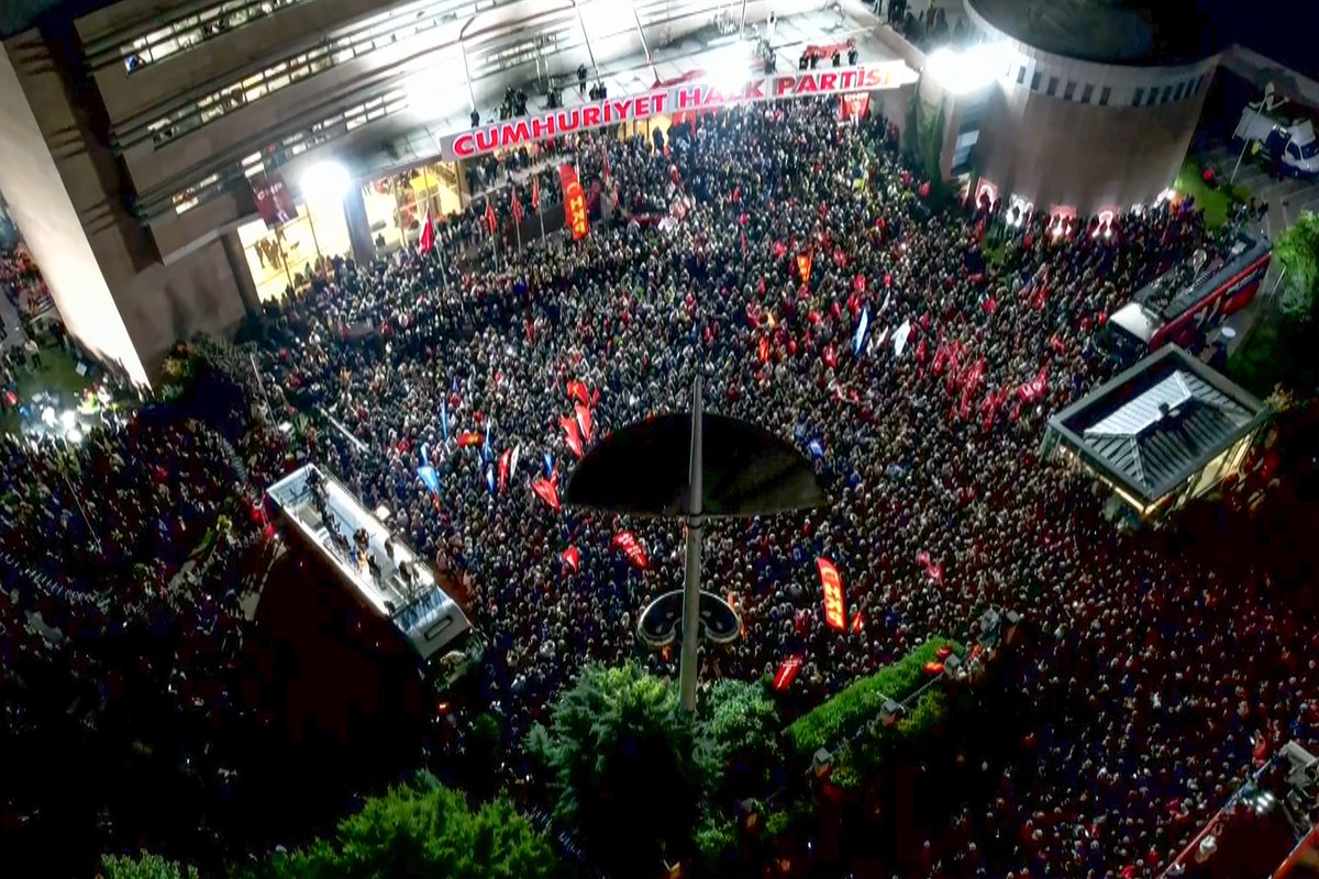 Özgür Özel'den dikkat çeken mesaj: 'Yol uzunmuş dağ yüceymiş, dönmeyiz'
