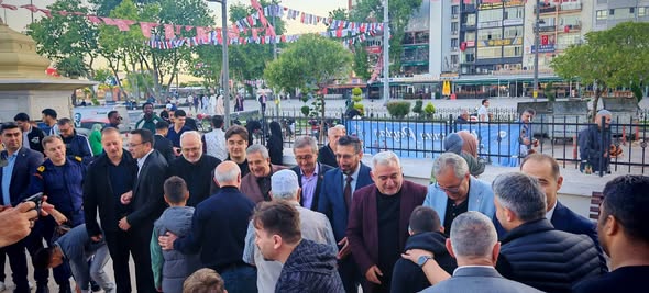 Bandırma'da Ramazan Bayramı Coşkusu: Haydarçavuş Camii'nde Kalabalık Bayramlaşma