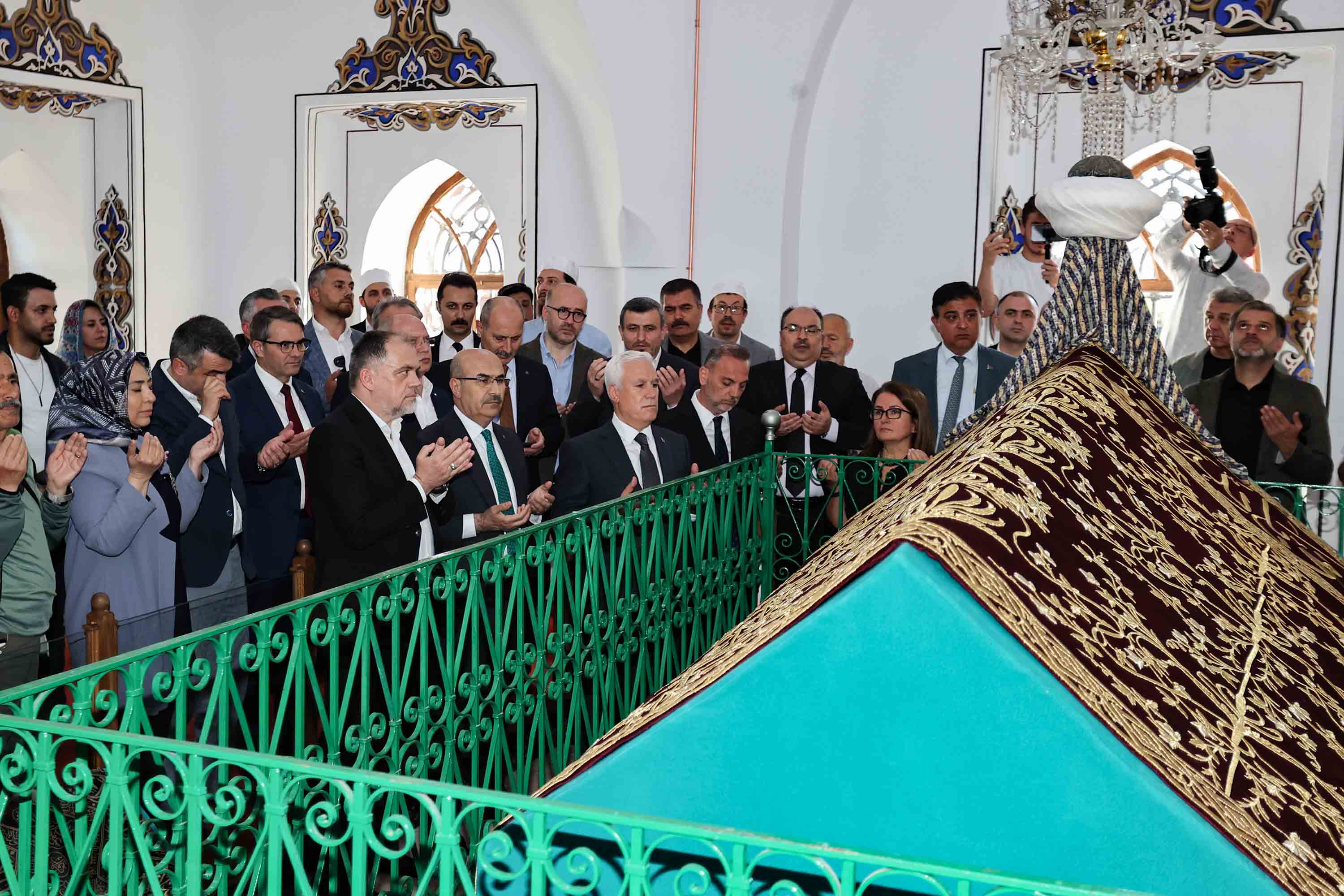 Yıldırım Bayezid Türbesi'nin Yenilenen Puşide Örtüsü Sergilendi