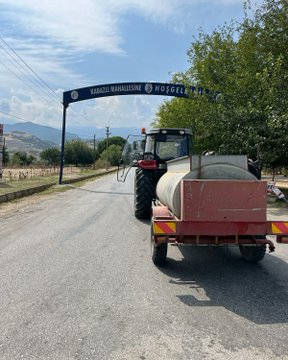 Salihli Belediyesi Kırsal Hizmetler Müdürlüğü, Kırsal Mahallelerde Dezenfektanlı Su ile Yol Yıkama Çalışmaları Yaptı