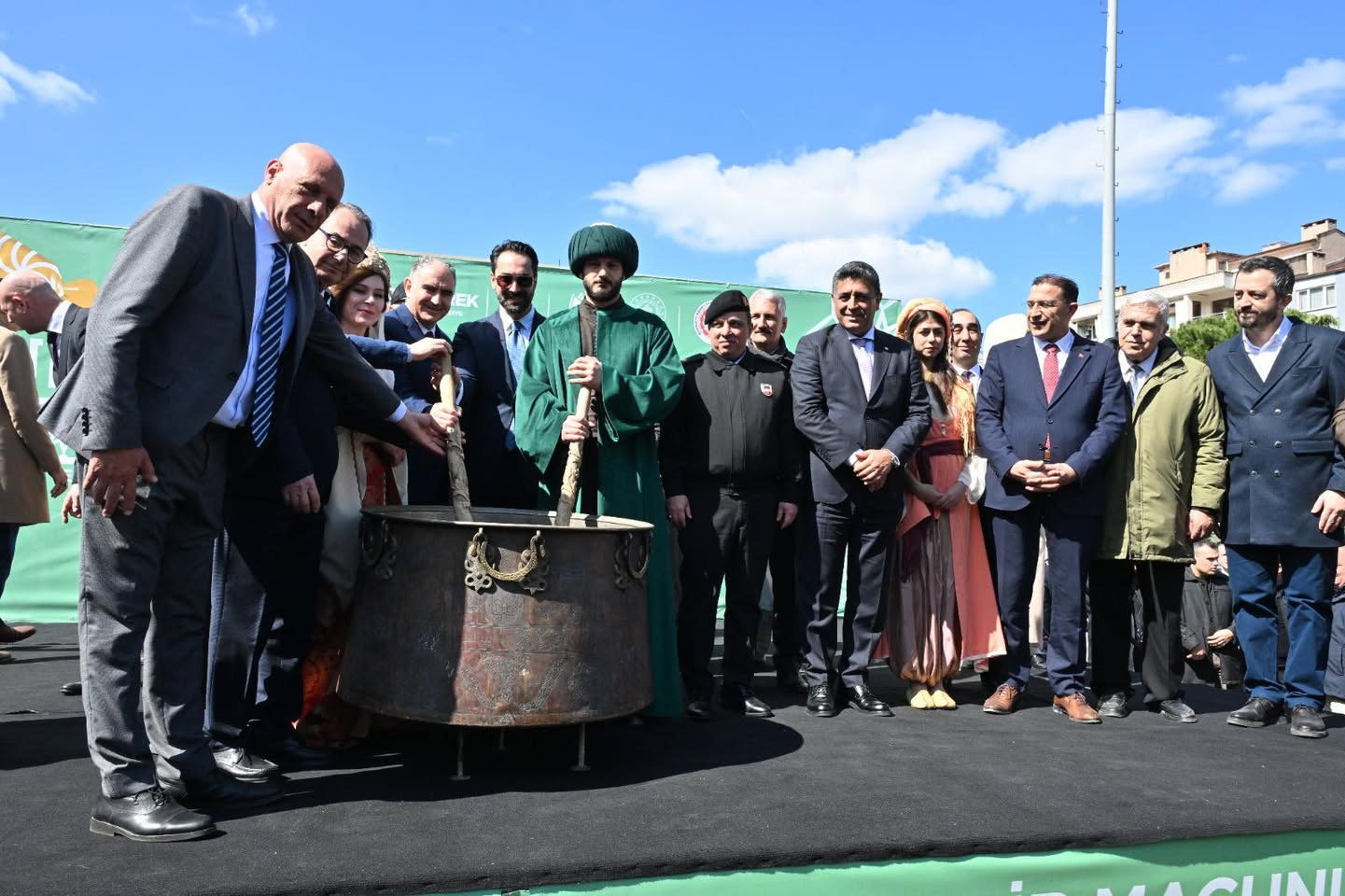 485 Yıllık Gelenek: Uluslararası Manisa Mesir Macunu Festivali Başladı