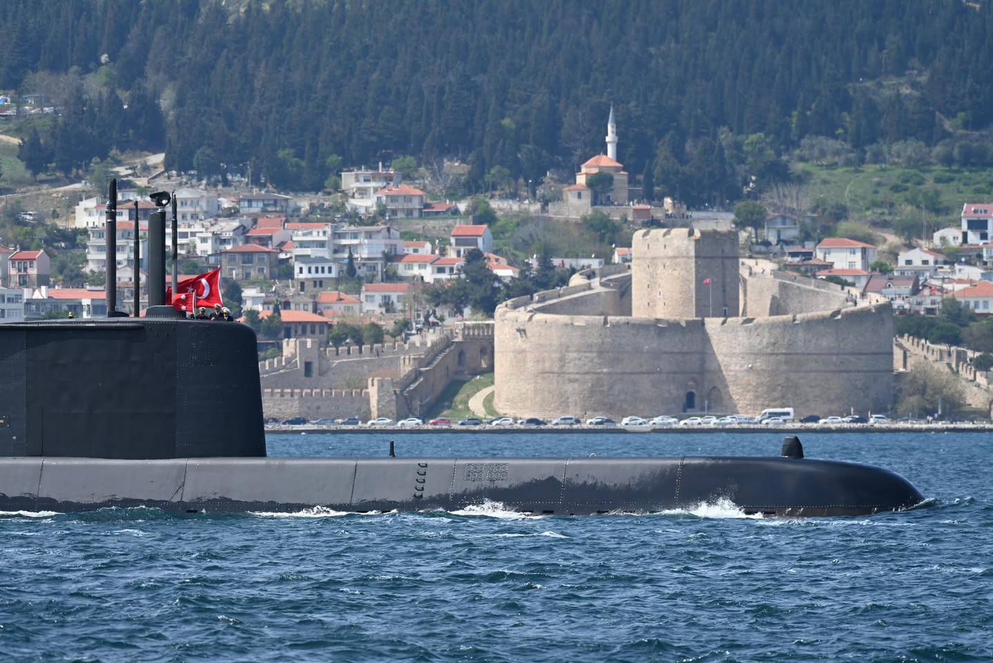 Çanakkale Boğazı'nda Dumlupınar ve Atılay Denizaltısı Şehitleri Anıldı