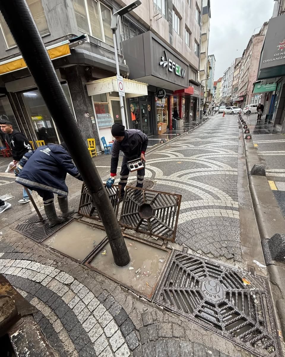 BASKİ, Yağışlara Karşı Önlem Aldı: Altıeylül'de Temizlik Çalışmaları Sürüyor