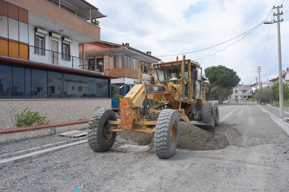 Burhaniye'de Yaz Sezonu Öncesi Yoğun Yol Çalışmaları