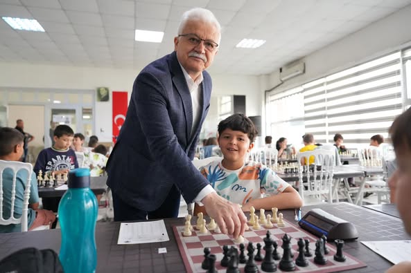Burhaniye'de Bahar Kupası Satranç Turnuvası Başladı