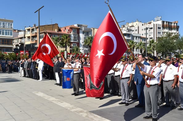 Çanakkale'de 30 Ağustos Zafer Bayramı Coşkusu: Anıt Önünde Çelenk Sunuldu, Geçit Töreni Düzenlendi