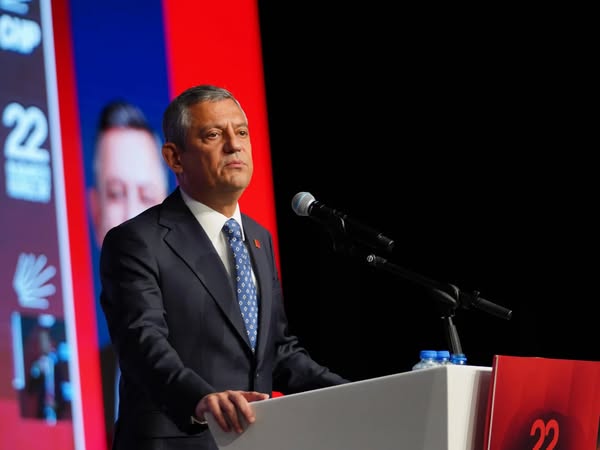 CHP'de Özgür Özel Yeniden Genel Başkan Seçildi
