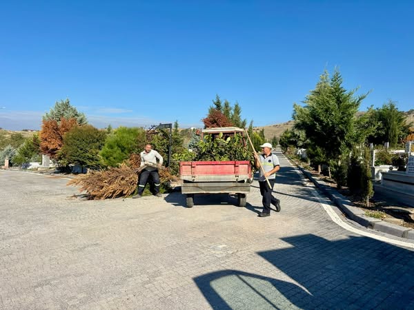 Altıeylül Belediyesi Mezarlıklarda Sonbahar Bakım Çalışmalarını Başlattı