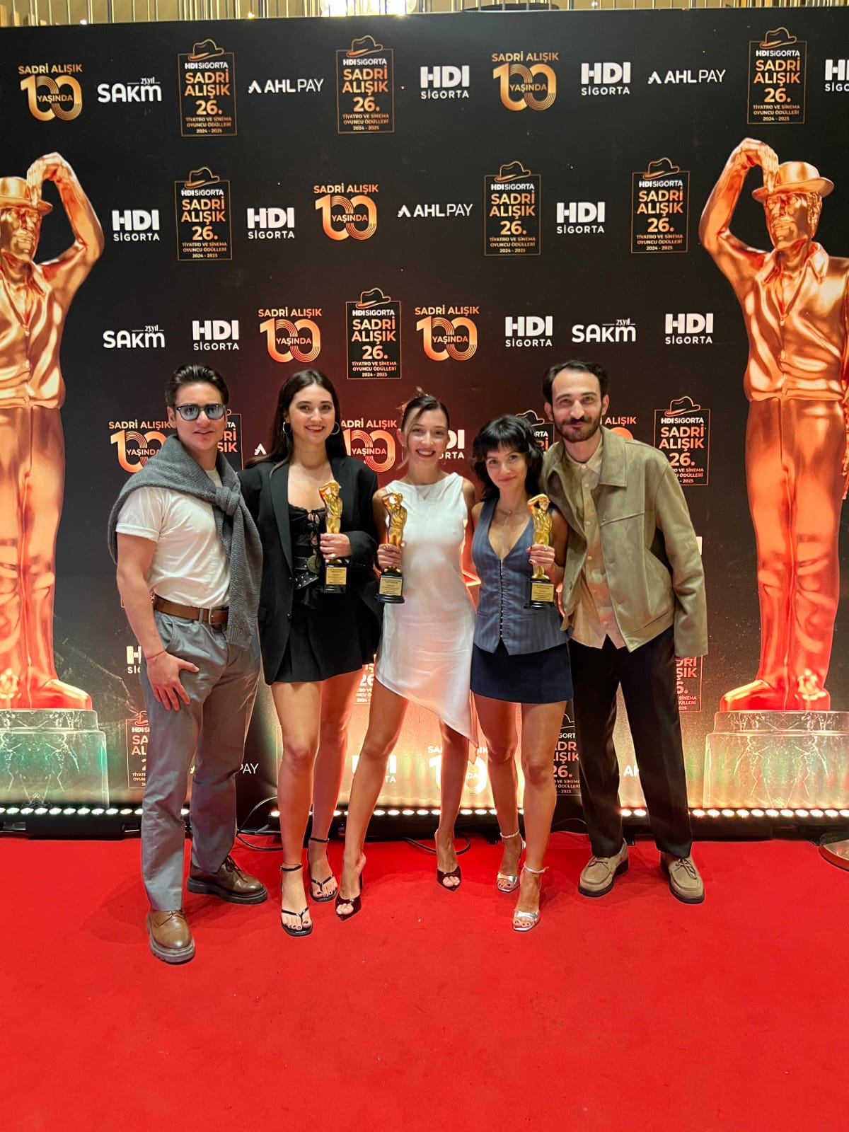 KÖPRÜDEN ÖNCE SON ÇIKIŞ' OYUNUNA SADRİ ALIŞIK 26. TİYATRO VE SİNEMA OYUNCU ÖDÜLLERİNDEN ÜSTÜN AKMEN UMUT VADEDEN GENÇ OYUNCU ÖDÜLÜ